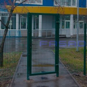 Фото Зеленый забор с калиткой и сеткой из проволоки